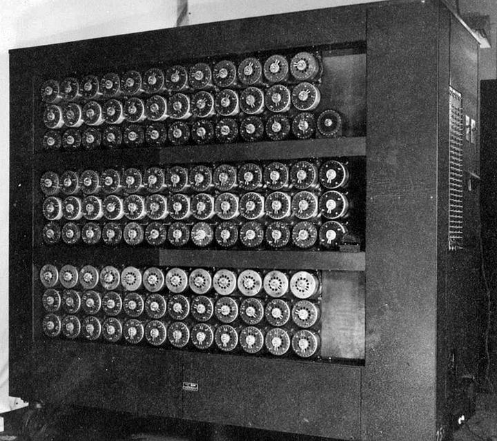 二战期间的 Bombe 密码分析机