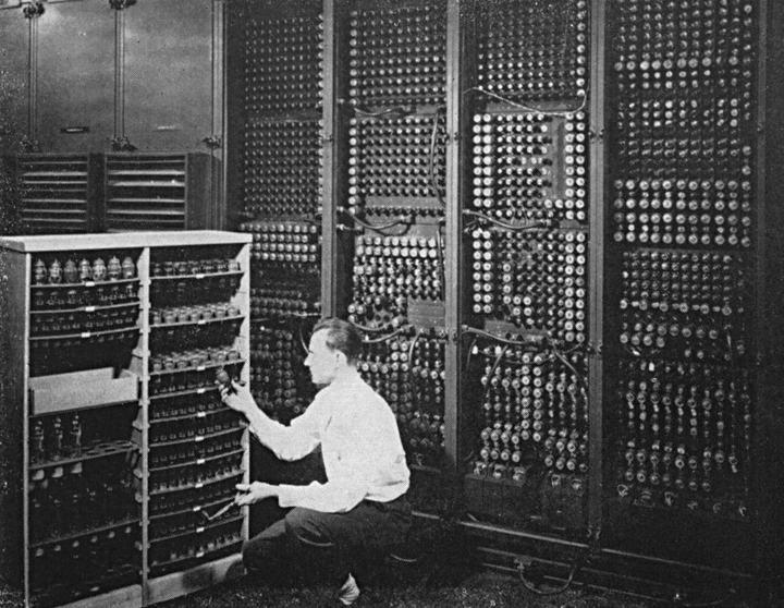 技术人员在更换 ENIAC 的电子管